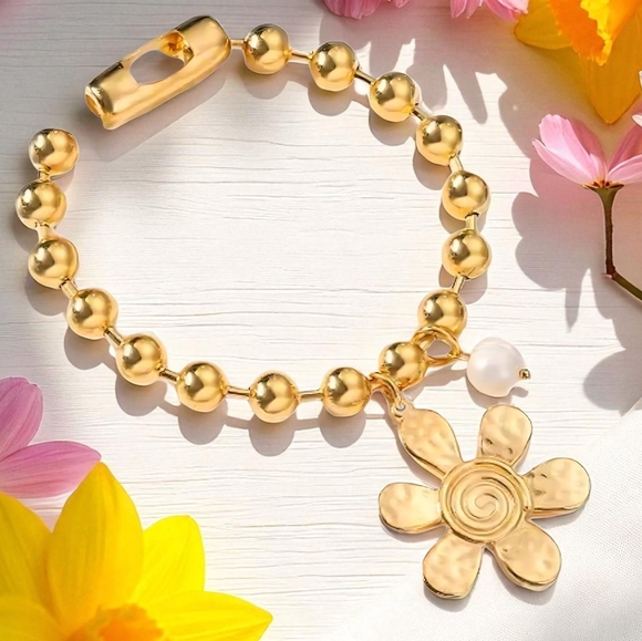 ๐๏ธ24K Gold Plated Chunky Beaded Bracelet with Freshwater Pearl & Flower Charm๐ธ - Picture 7 of 15